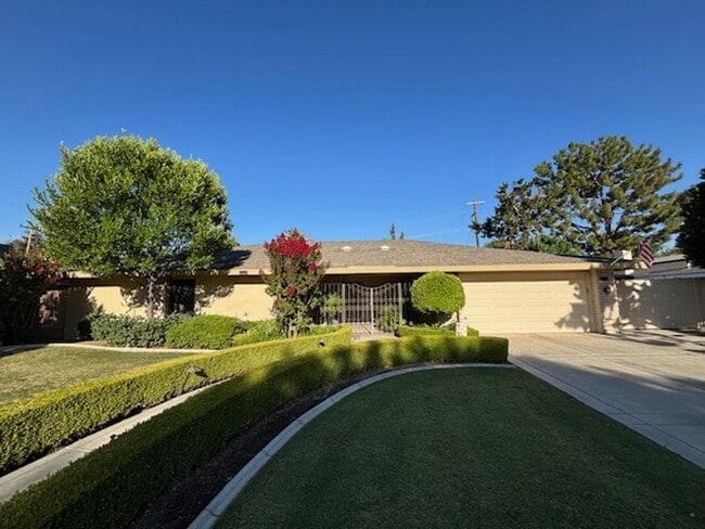 Building Photo - Stockdale Country Club 3 Bedroom Home with Paid Solar, Sunroom, RV Parking, and Ample Storage