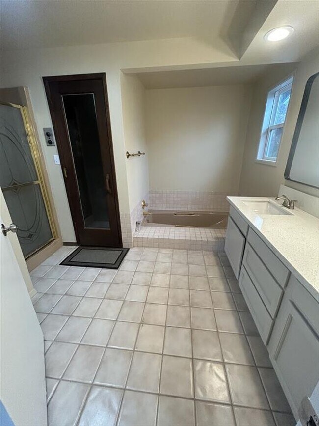 Building Photo - 209 E 3rd St