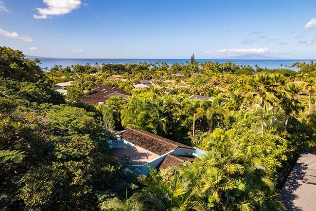 Building Photo - Beautiful Furnished, 2 Bed, 3 Bath, Gated ...