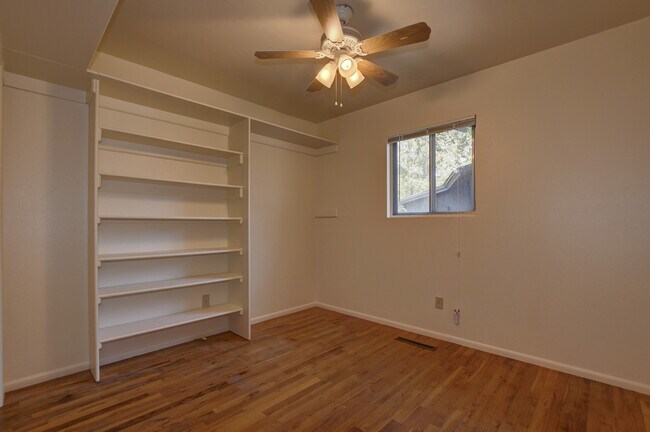Building Photo - 806 Campbell St