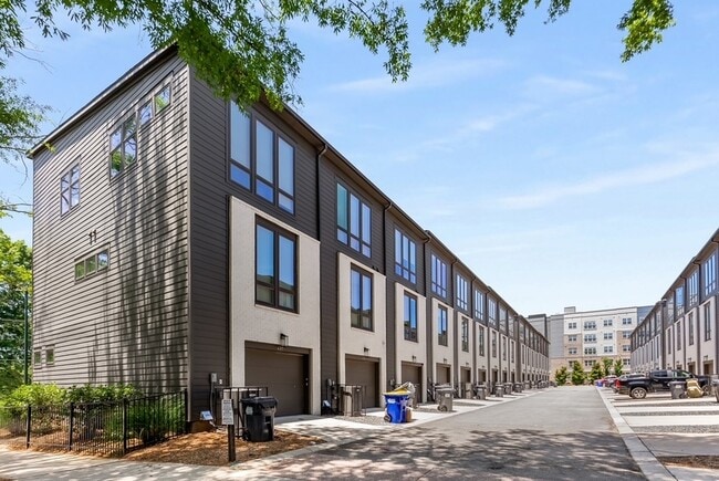 Building Photo - 449 Parkway Dr NE