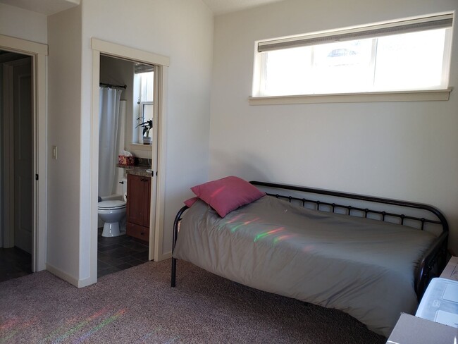 Building Photo - Charming & Comfortable Home