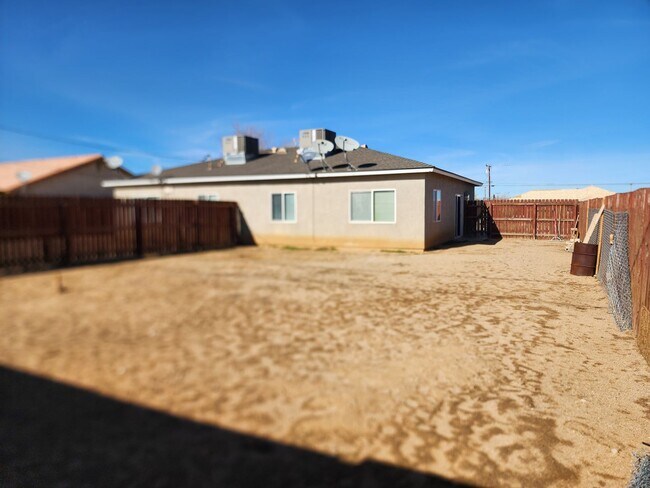 Building Photo - Beautiful , open floor plan 2 bedroom /  1 bathroom unit