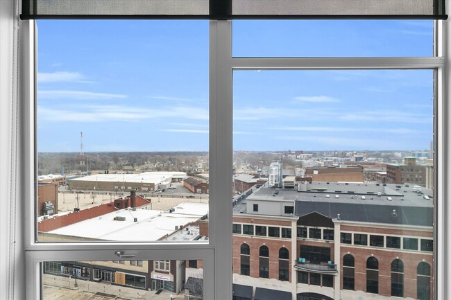 Building Photo - 3,400 SQFT CONDO IN DOWNTOWN CHAMPAIGN W/ ...