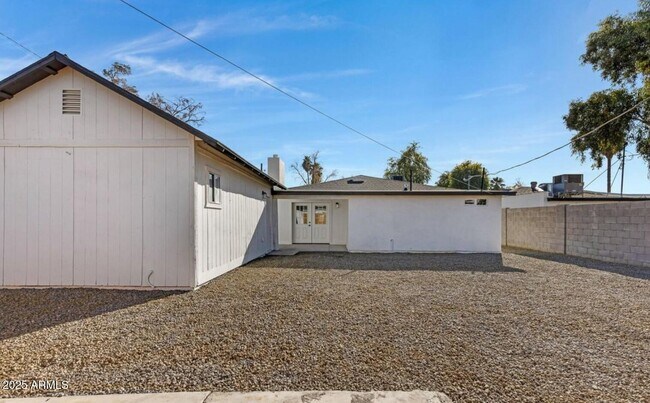 Building Photo - 2320 E Whitton Ave