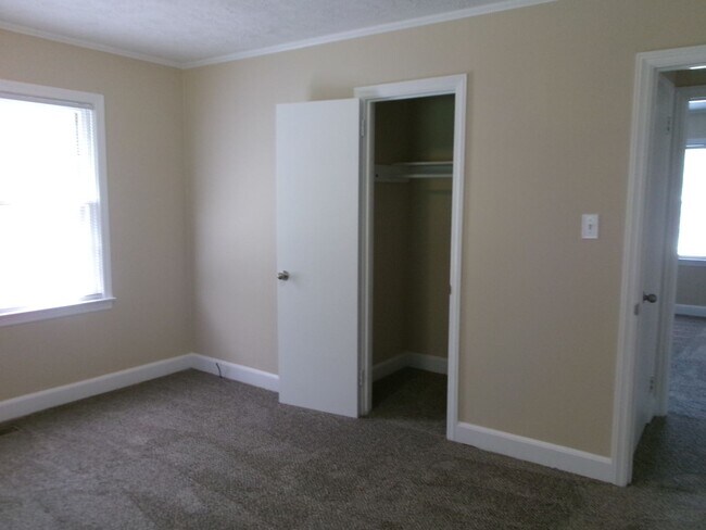 Building Photo - 3 bedroom, 1 bath home conveniently locate...