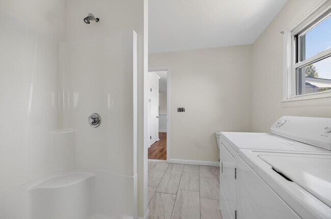 Building Photo - 272 Elm St