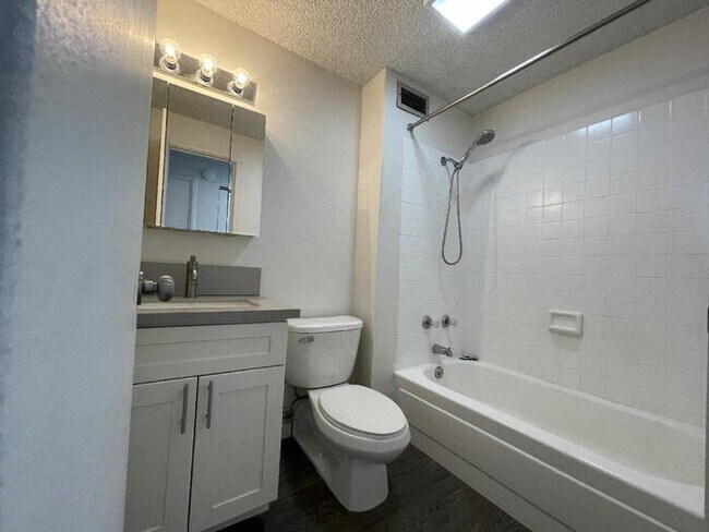 Building Photo - 2211 Ala Wai Blvd