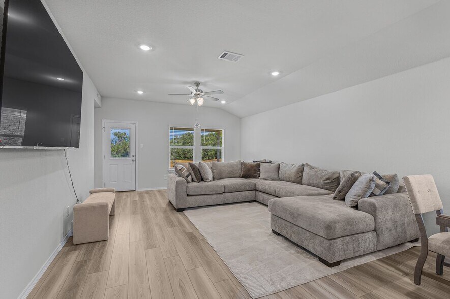 Building Photo - 4011 Baerlon Cv