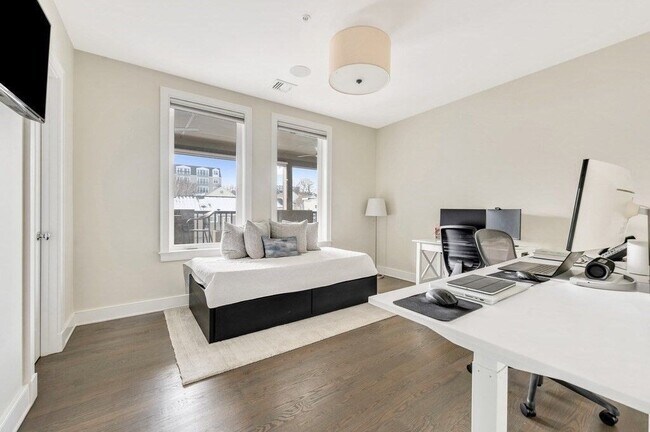 Building Photo - 405 W First St