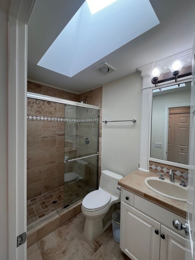 Building Photo - STUNNING 3 bed 2.5 bath Condo on the Colum...