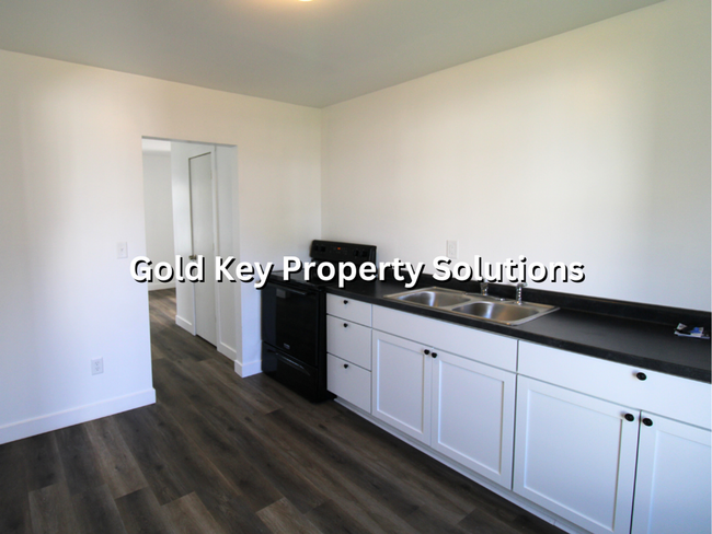 Building Photo - 2 Bed 1 Bath Home For Rent W/ Covered Fron...