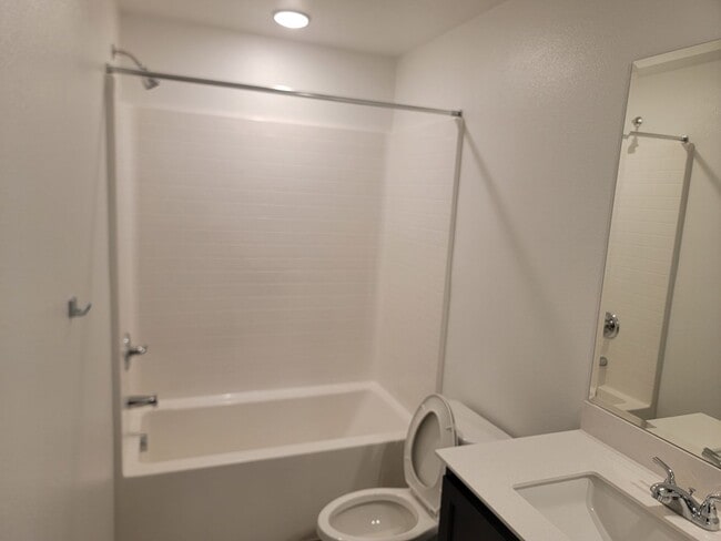 Building Photo - AVAILABLE MAY 15TH