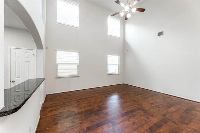 Building Photo - 6443 Wilshire Fern