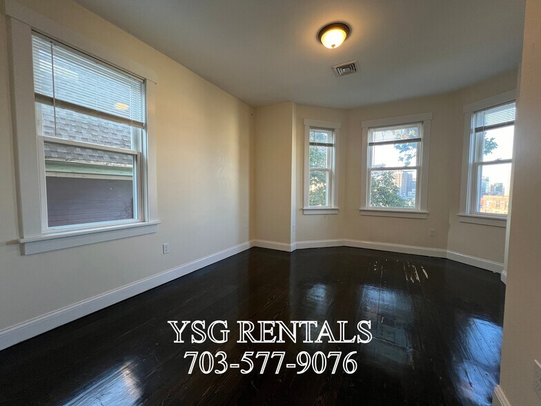 Building Photo - 194 Hillside St