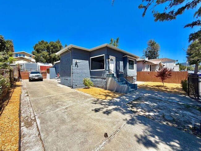 Building Photo - Amazing 3 Bedroom, 2 Bath Home with Gated Entry and Extra Studio