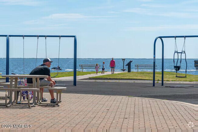 Building Photo - 406 Lawrence Dr