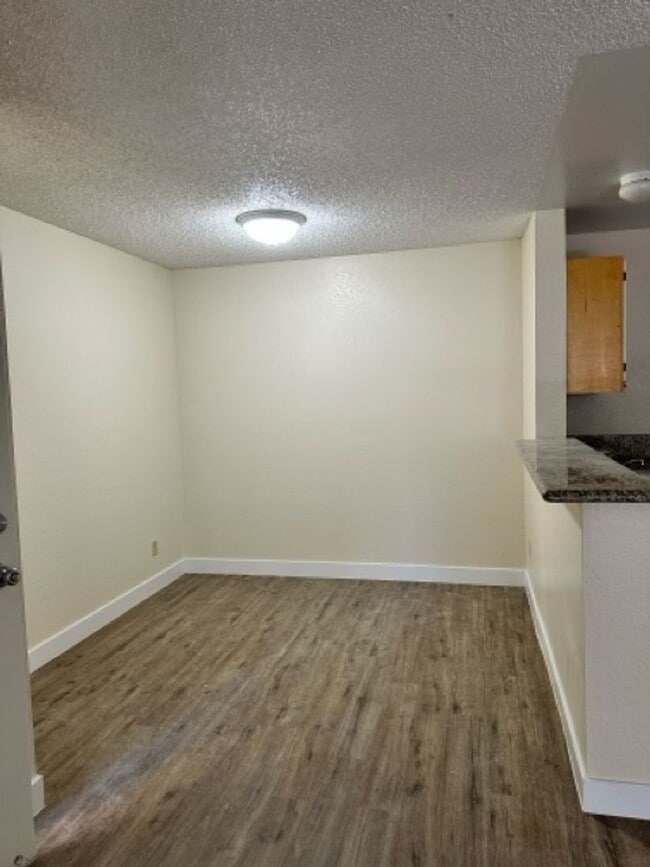 Building Photo - Newly Renovated 1 Bedroom!