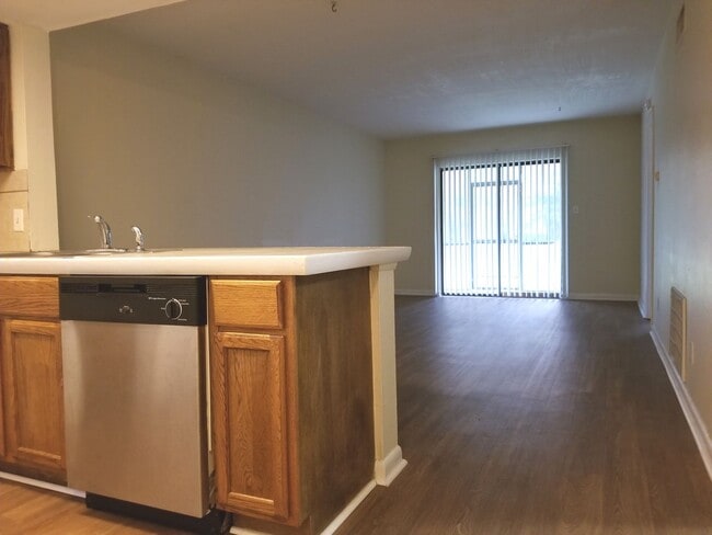 Building Photo - *MUST SEE* Southside Condo with Pool