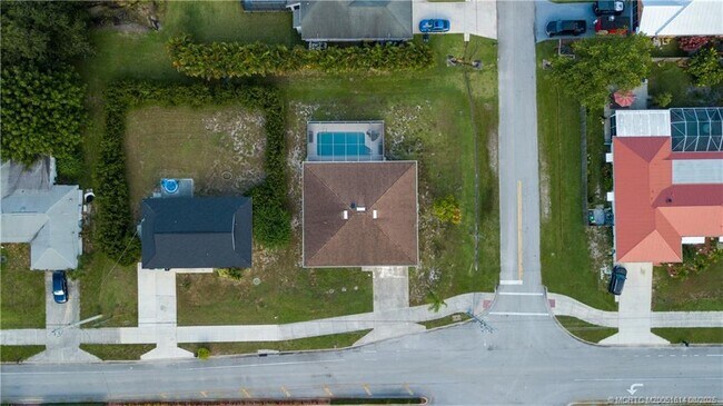 Building Photo - 2599 SE Westmoreland Blvd