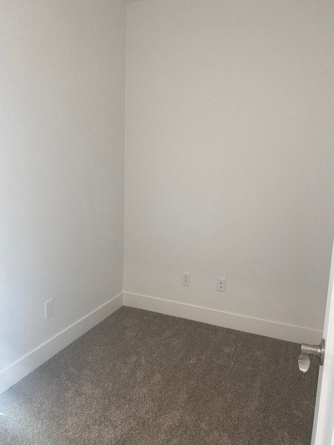 Building Photo - CHECK OUT THIS TOWNHOME IN SUGAR CITY WITH THE HOA and INTERNET INCLUDED!!