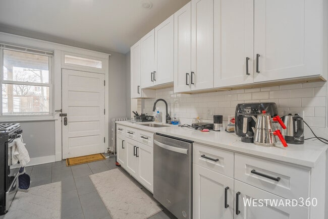 Building Photo - 1410 W Farragut Ave