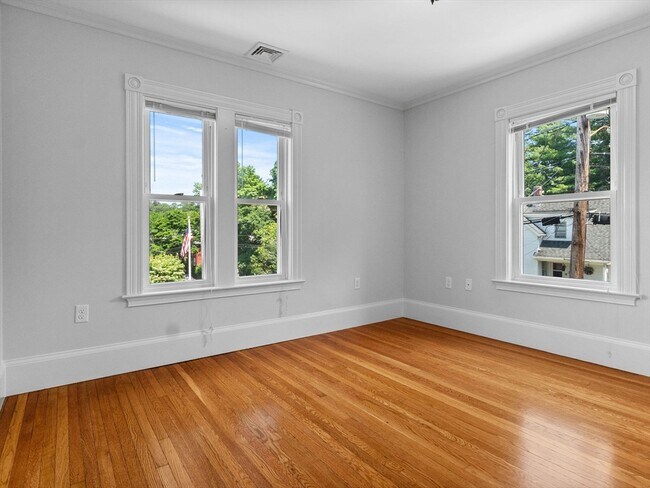 Building Photo - 55 Hale St