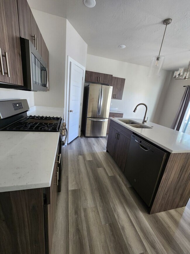 Building Photo - Modern 3-Bedroom Home with Balcony for Ren...