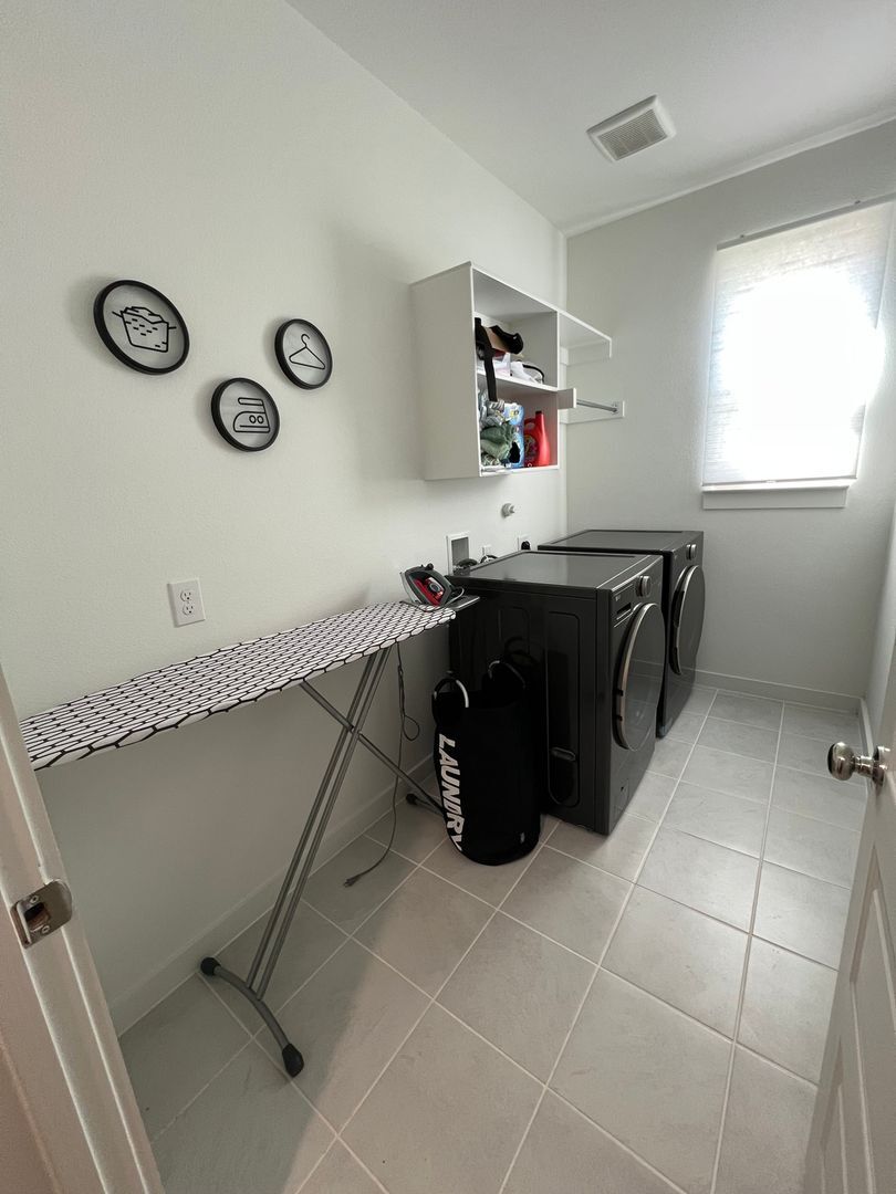 Building Photo - 401 Loganberry Dr