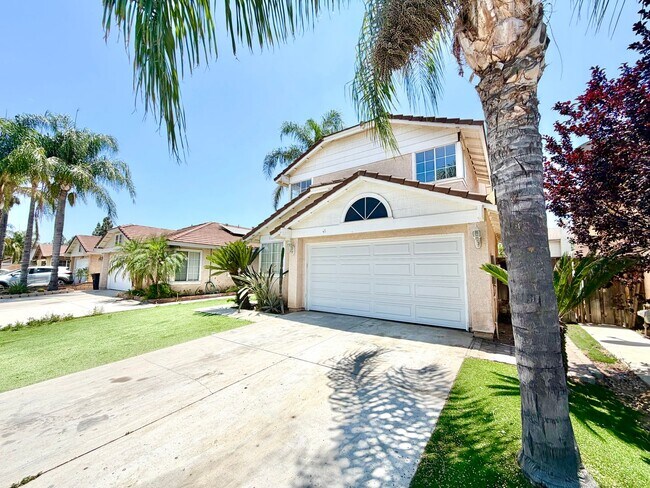 Building Photo - Open-Concept 3 Bedroom 2.5 Bathroom Home with Soaring Ceilings & Spacious Backyard