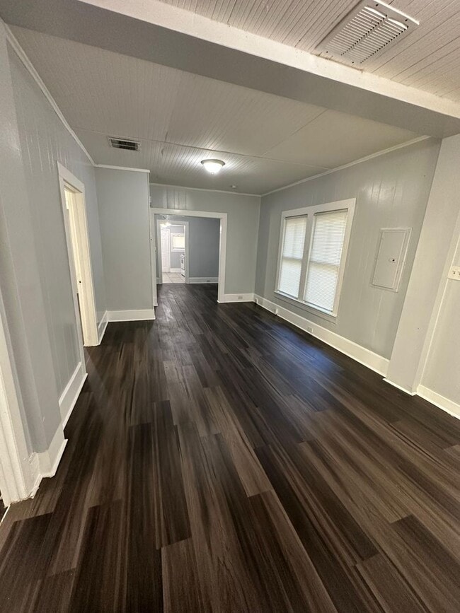 Building Photo - Fully Renovated 3/1 Single Family Ready to Move In!