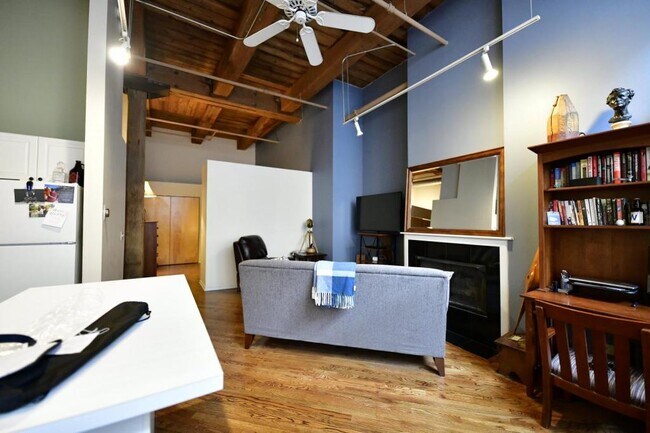 Building Photo - 226 N Clinton St