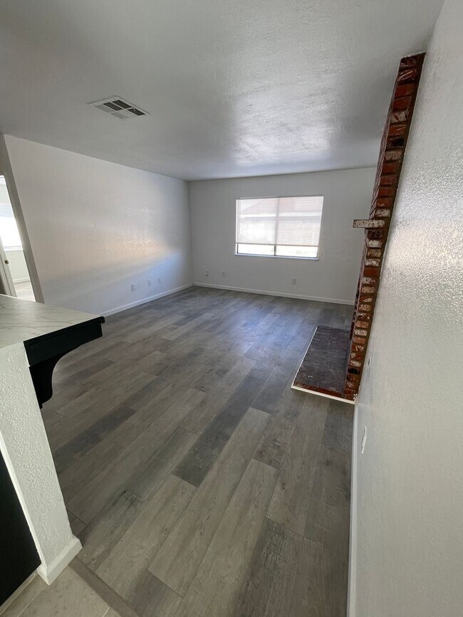 Building Photo - ERW1617