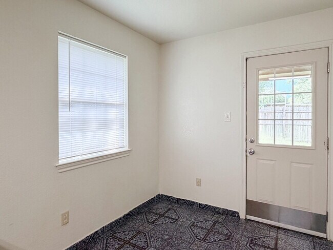Building Photo - 3 Bedroom, 2 Bath Home in Cleburne, TX!
