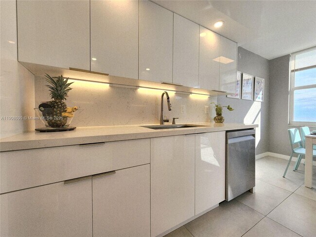 Building Photo - 2751 S Ocean Dr