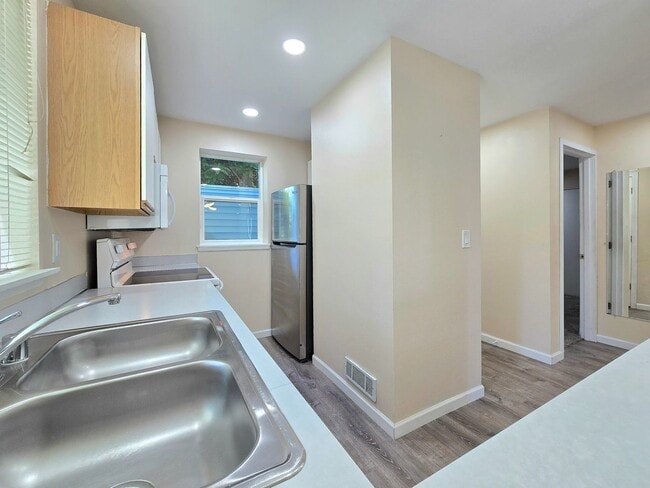 Building Photo - 2 Bedroom Condo In Lynnwood Available Now