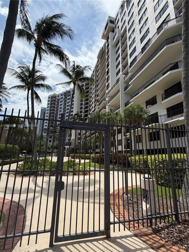 Building Photo - 540 Brickell Key Dr