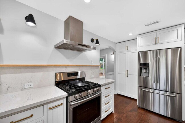 Building Photo - Not your average Davis rental.