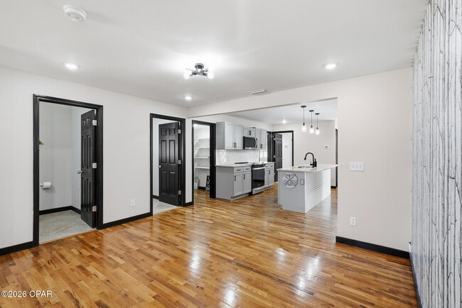 Building Photo - 1808 Chestnut Ave