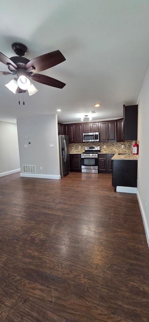 Building Photo - Charming 3-Bed Townhome in Sought-After Si...