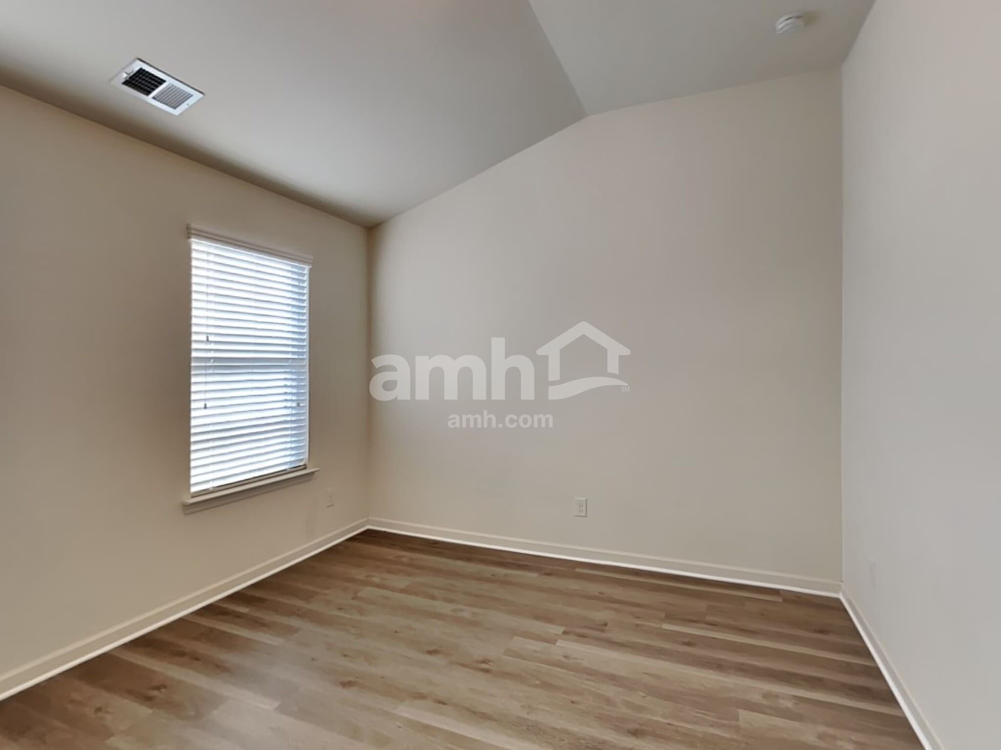 Building Photo - 908 Pine Ln