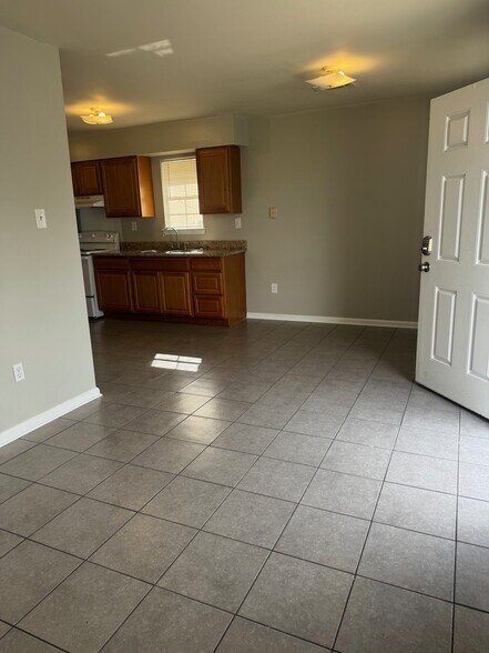 Building Photo - 2725 Huey P Long Ave