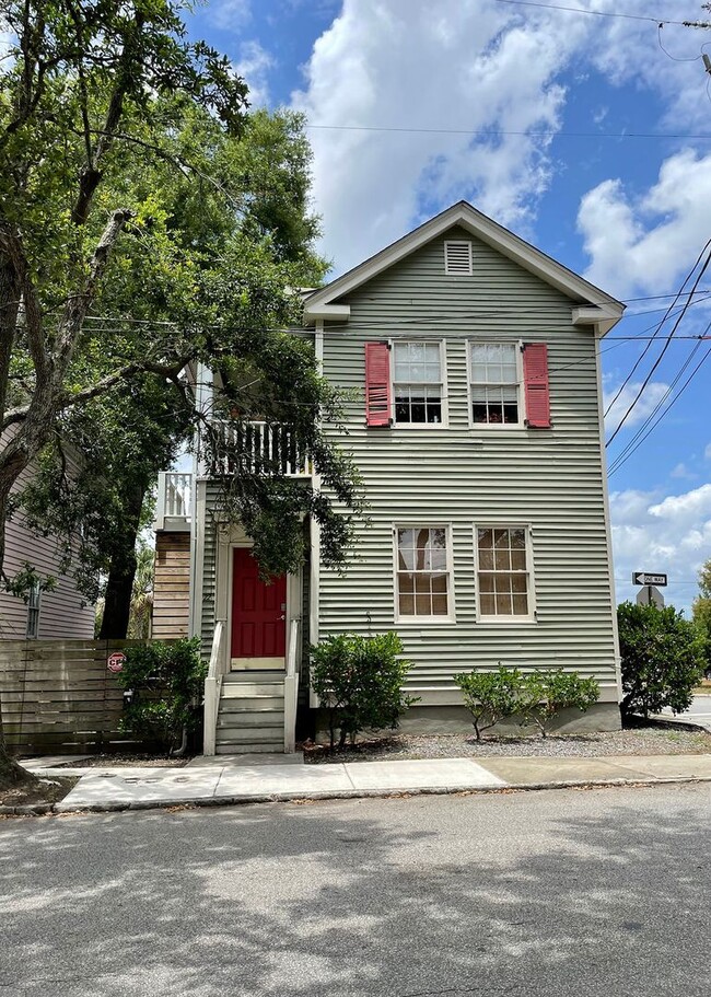 Building Photo - Available 9/1. Gorgeous 2 BR/1 BA Unit in the Historic East Side!