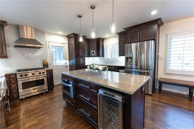 Building Photo - 3844 Longview Dr