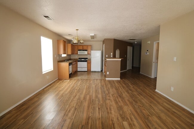 Building Photo - 3BR, 2BA, 2CG