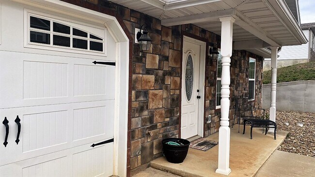 Building Photo - ~*~Gorgeous 2 Bedroom 2 Bathroom Duplex~*~