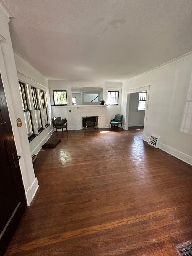 Building Photo - 1105 N Bourland Ave
