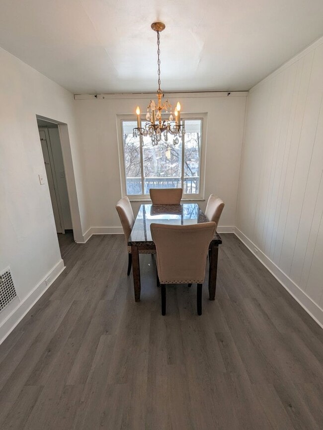 Building Photo - Cozy 2 Bedroom House on quiet street (Mars...