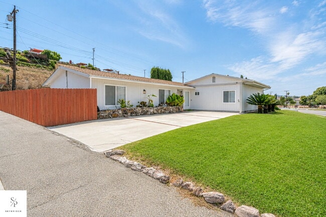 Building Photo - Furnished 5-Bedroom Home Near the 57 & 60 — Ideal for Roommates or Students