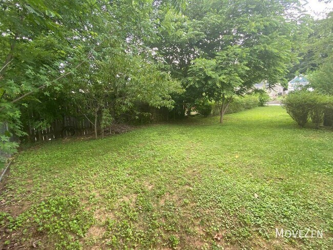 Building Photo - 2301 Cherokee Ln
